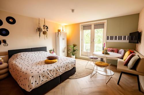 Epe Bed & Breakfast | Ouder-Kind B&B Droomzacht - Kunstkamer