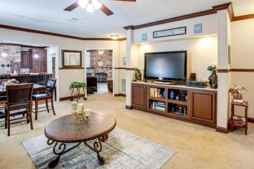 Huntcliff House | Outdoor Dining, Grill and Yard Eastover Gem!