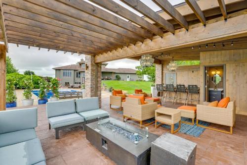 Mount Horeb Apartment | Outdoor Oasis Luxe Flat in Mt Horeb!