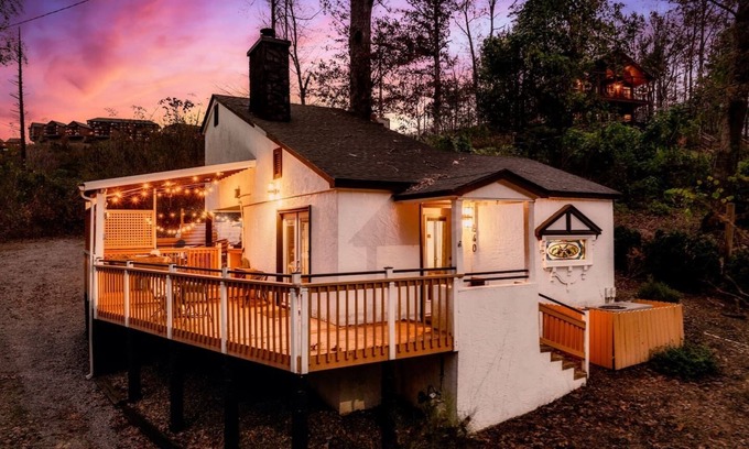 Gatlinburg Cabin | Outlander Couples Cottage/Walk to Downtown/Hot Tub