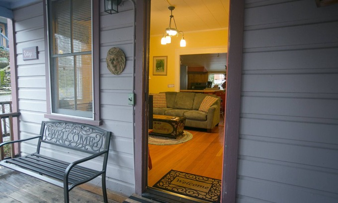 Nevada City Hotel | Outside Inn