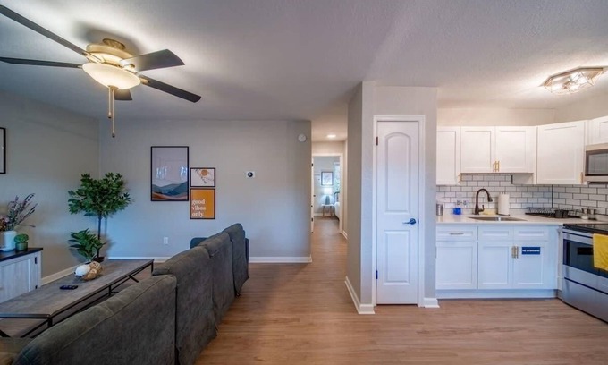 North Camellia Acres Apartment | OV 15th Bay - Lucidia Suite