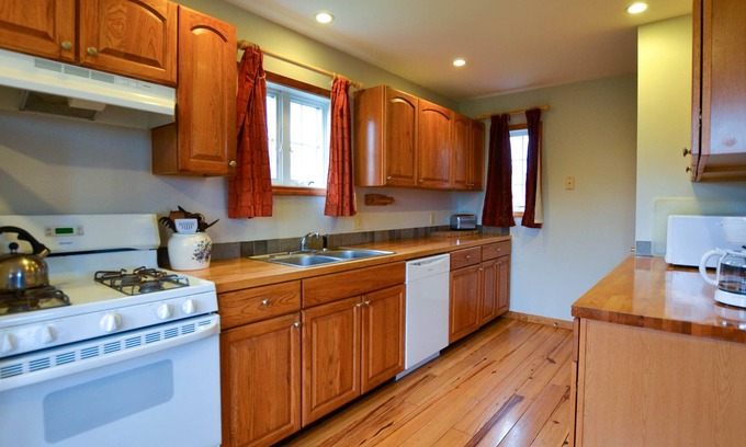 Geneva House | Owasco Cottage: "Relaxing Pet Friendly Getaway Overlooking Seneca Lake!"
