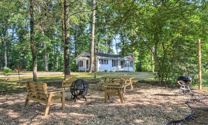 Helen Cottage | 'Owl's Hideaway' in Cleveland w/2 Fire Pits!