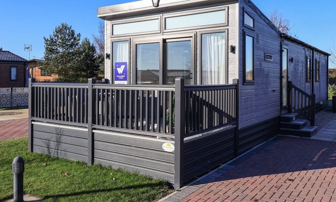 Newton on Derwent Cottage | OWL’S NEST, pet friendly, with hot tub in Wilberfoss