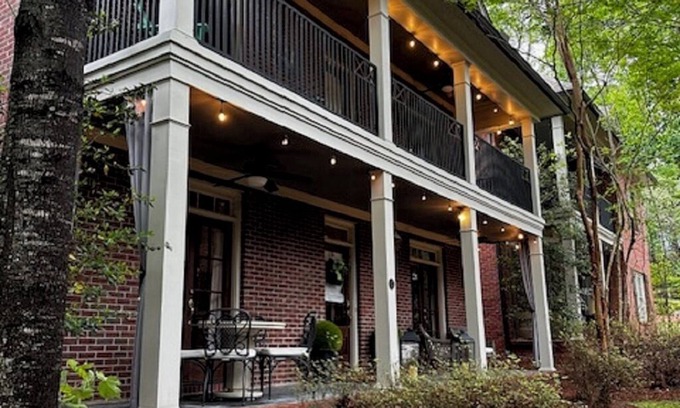 Oxford House | Oxford Square but a few steps away in Camilla Park! Cozy Oxford Retreat