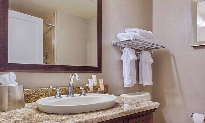 Potomac West Condo | Oxon Hill Condo: 2BR, 2BA, Sleeps 4