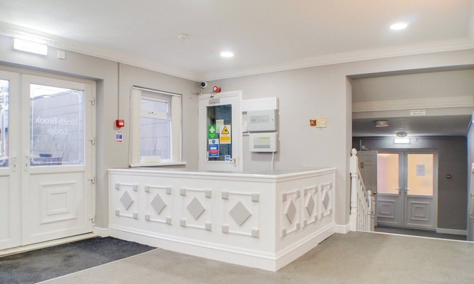 Wall Heath Hotel | OYO Dayz Away Lodge