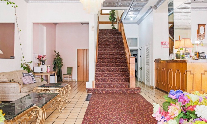 Mitte Cultural District Hotel | OYO Historic Cameron Hotel Brownsville I-69E