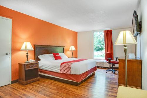 Muskegon Heights Hotel | OYO Hotel Mona Lake Muskegon