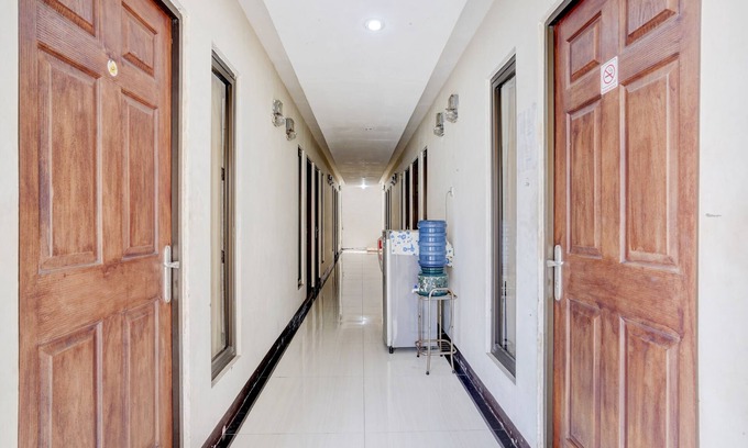 Surabaya Hotel | OYO Life 90606 Glass House Citraland Syariah