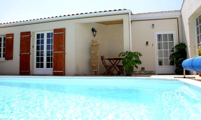 La Rochelle Apartment | P1 Studio With Attractive Garden & 9m Saltwater Swimming Pool, Free WIFI Access