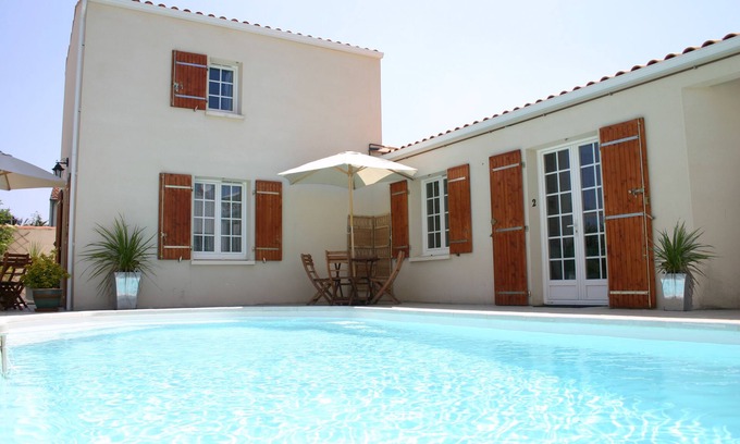 La Rochelle Agglomeration Apartment | P2 Welcoming One-Bed Apartment with Attractive Garden & Swimming Pool, Free WIFI
