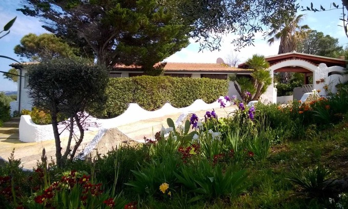 Trinita d'Agultu e Vignola Villa | Panoramic villa with garden in Isola Rossa