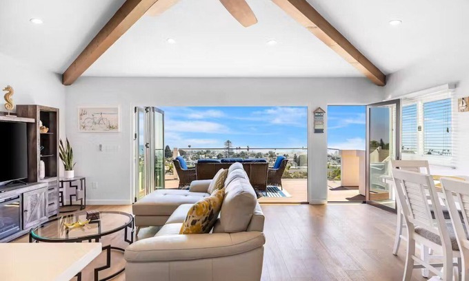 Ventura House | Pacific Combo, Ocean Views, Patio, Walk To Downtown