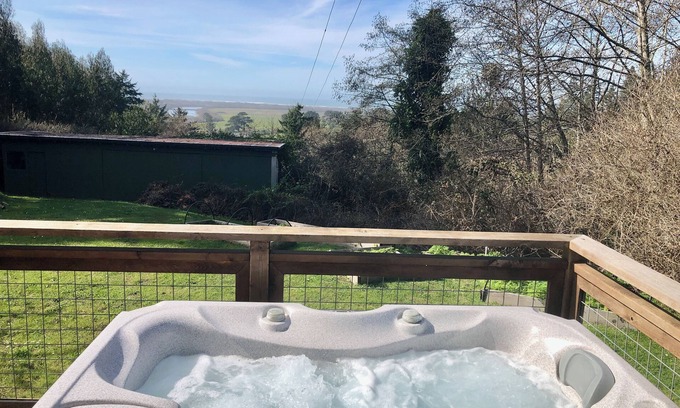 McKinleyville House | 🌊 Pacific Edge- Eclectic home with stellar ocean and pasture views, Deck, BBQ and Hot tub 🏡
