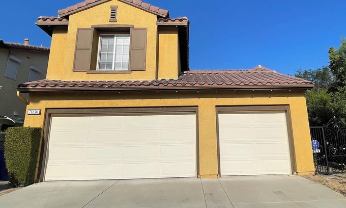Calabasas House | Pacific Gateway West Hills. Newly updated 5BR/3BA.