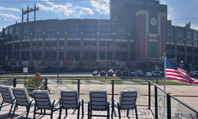 Green Bay House | PackerPlex| Across From Lambeau Field! Sleeps 19!