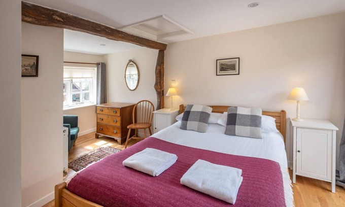 Sandown Cottage | Paddock Cottage on The Garlic Farm sleeps 2 - 4