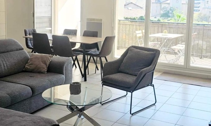 La Capelette Apartment | Palais Omnisport large apt with terrace