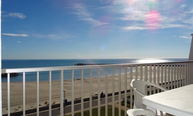 Palavas-les-Flots Apartment | Palavas 1BR cabin top floor, double terrace, private parking