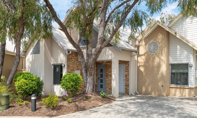 Broadwater Resort | Palm Retreat - Modern, aesthetic, and right by the beach. Perfect for a couples getaway - welcome to