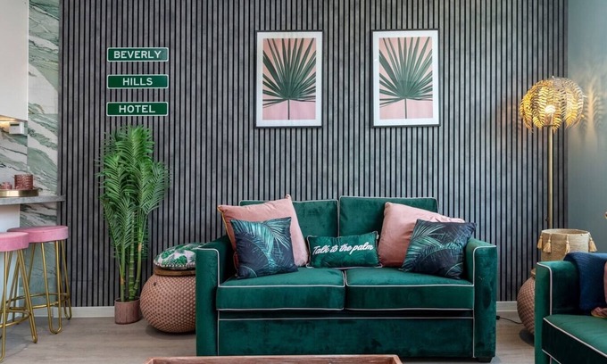 London Borough of Bromley Apartment | Palm Tree House | Beverly Hills Hotel