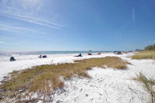 Mid Island House | Palmetto Beach Cottage by Sun Palace Vacations