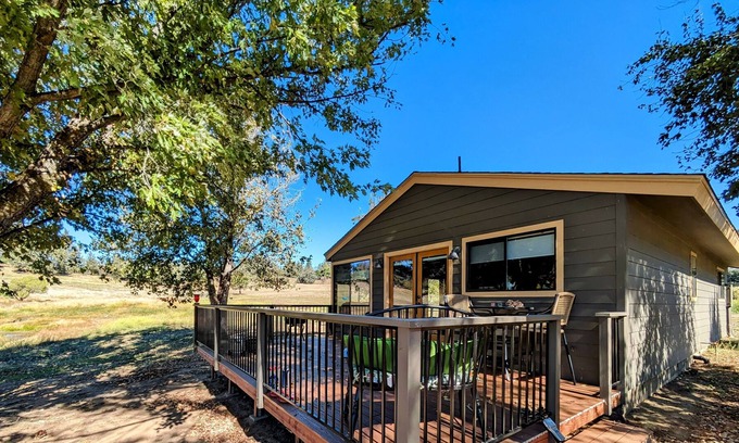 Julian Cottage | Paloma's Cottage Enjoy Julian's Beautiful Spring at the Farm, Pond, and Orchard.