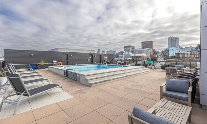 La Cite-Limoilou Apartment | Panorama Penthouse: Free Parking, Roof Top, Gym