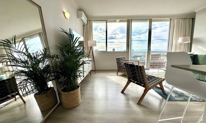 Cape Town City Centre Apartment | Panoramic City Views & Ocean Sparkle: Cozy 2 bedroom apartment.