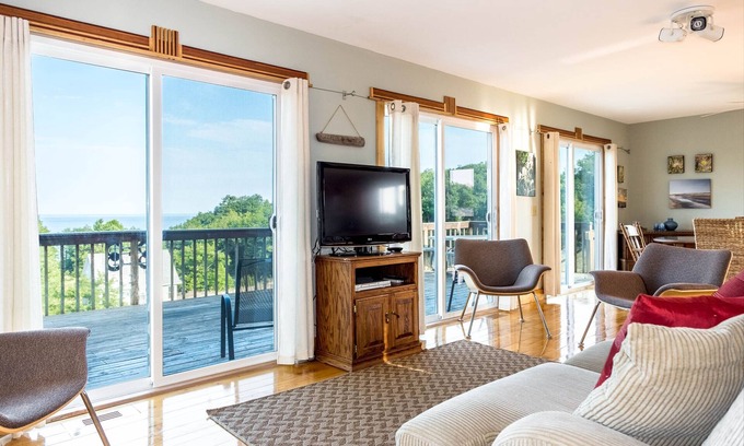 Montague Cottage | Panoramic Lake Michigan Vistas with Beach Access