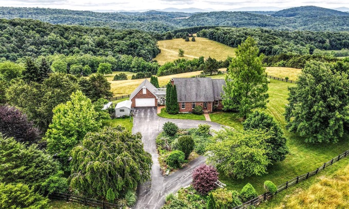 Raphine House | Panoramic mountain views and creekside walks in the beautiful Shenanodah Valley