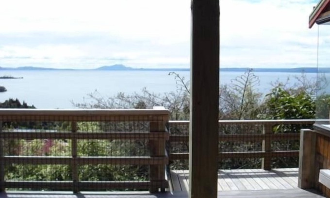 Pukawa House | Panoramic Pukawa getaway - pet friendly