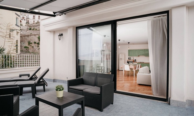 Montecalvario Apartment | Panoramic Terrace 3BR – Vista Napoli