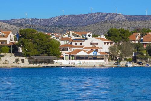 Brodarica House | Pansion Zlatna ribica