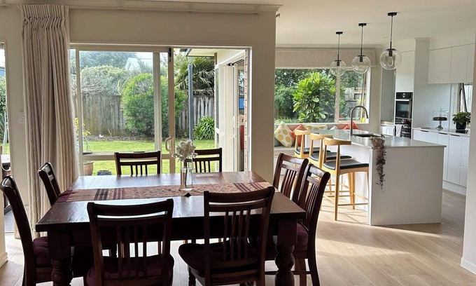 Papamoa Beach House | Papamoa Holiday Home. 6 minute walk to beach, avail Xmas and New Year 2024-2025