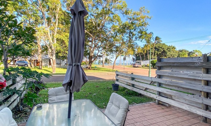 Nelly Bay Apartment | Paradise Apartments 2 - Nelly Bay Beach at your door!