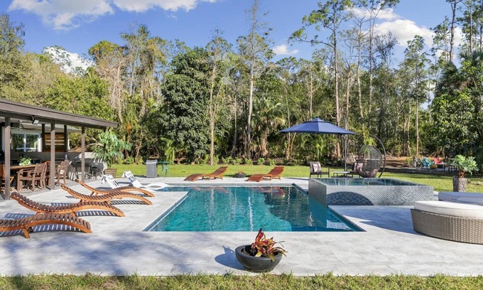 Naples House | Paradise Escape: Luxe Pool 7BR Villa -10 Min to Beach & DT - 3900ft2 -PickelBall
