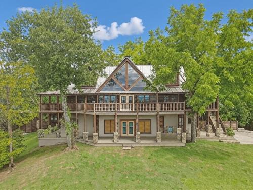 Sevierville House | Paradise Glenn, Huge Cabin, Hot Tub, Game Room, 685 FREE tickets each paid day!