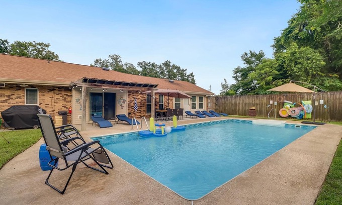 Long Beach House | Paradise Near Beach w/Private Pool sleeps 12