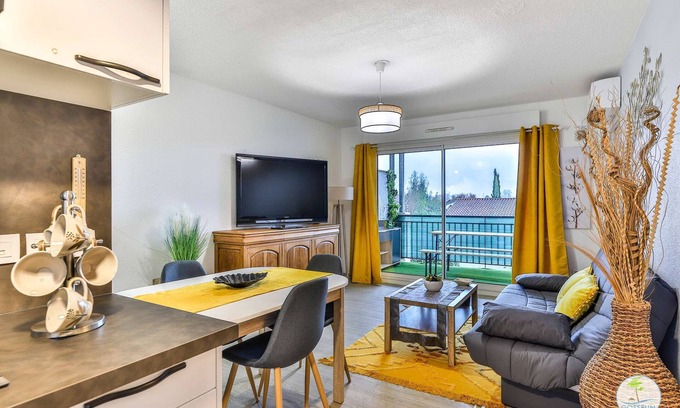 Parentis-en-Born Apartment | Parenti en Born Comfortable apartment with balcony in town centre