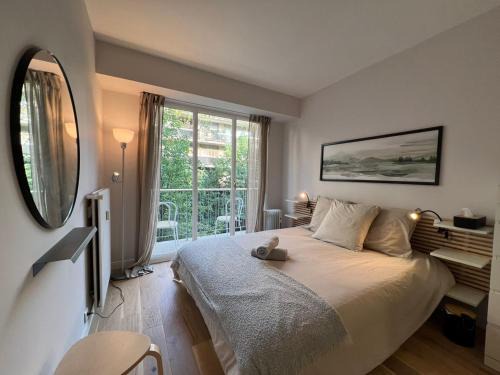 16th Arrondissement Apartment | Parisian Charm Close Trocadero
