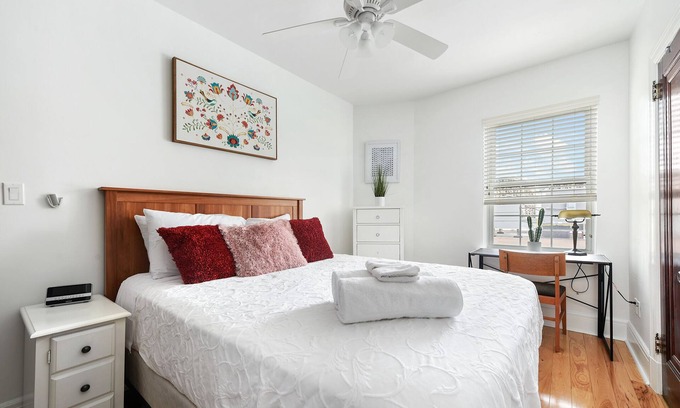 Bloomfield Apartment | ♥Parking~5★Location♛Queen Bed♥West Penn♥10min DT★Elevator- Cental Location