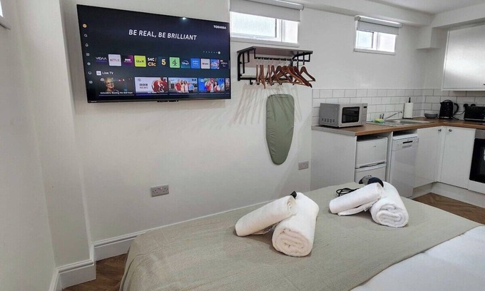 Margam Apartment | Parking, En-Suite Double Room, Kitchen