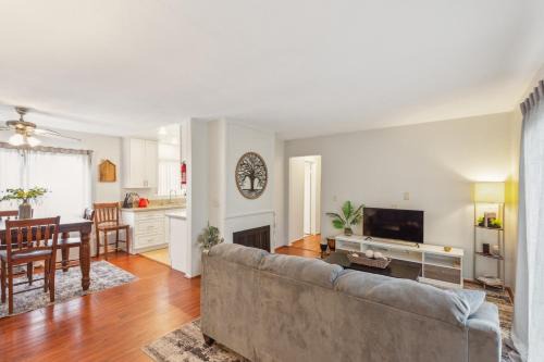 Circle Area Apartment | Parking,Pet,2bd,2b,WIFI,Smart TVs,Walk to Food,Fun