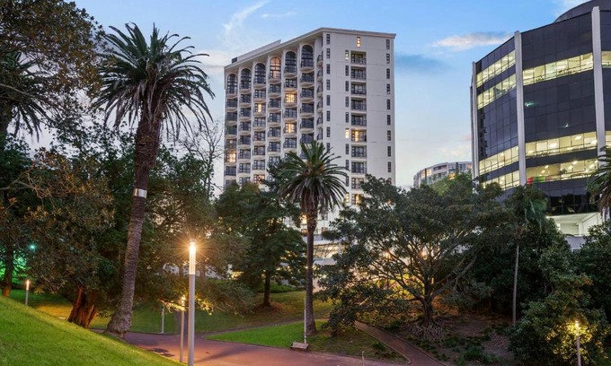 Newton Hotel | Parkside Hotel & Apartments