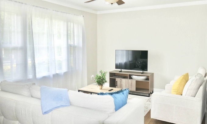 Pineville House | Parkside Retreat: 20% off thru Nov!