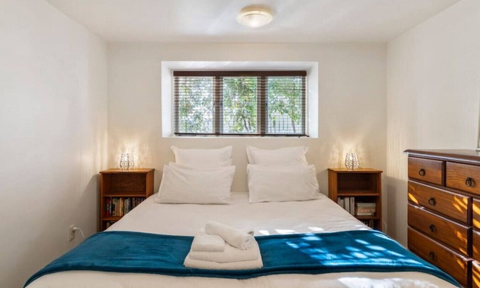 Parnell House | Parnell rarity - Peace, views, a carpark