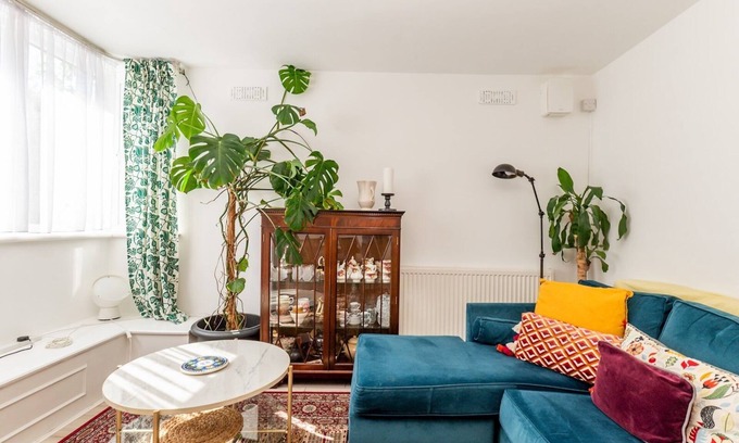 Coombe Hill Apartment | Pass the Keys | Charming, Tranquil 2 BR Kingston Escape, London